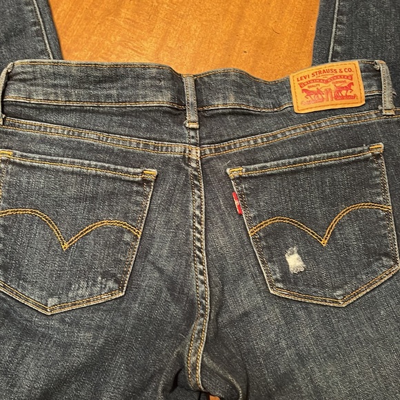 EUC Levi’s womens 711 distressed skinny jeans - Picture 5 of 9